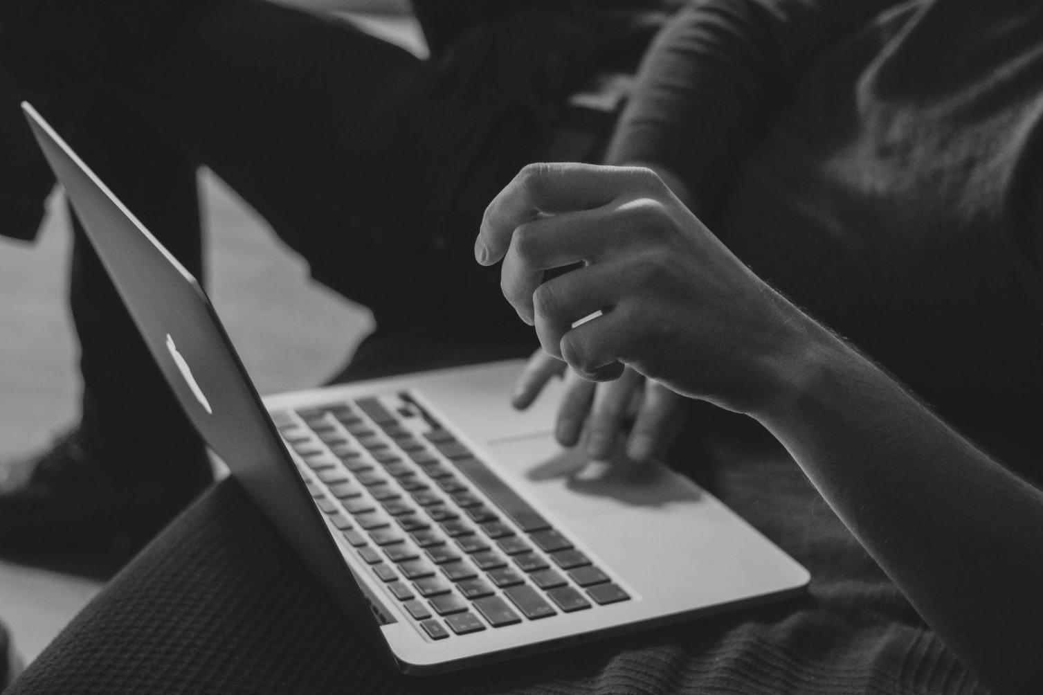 Espace de travail avec documents financiers et outils d'analyse